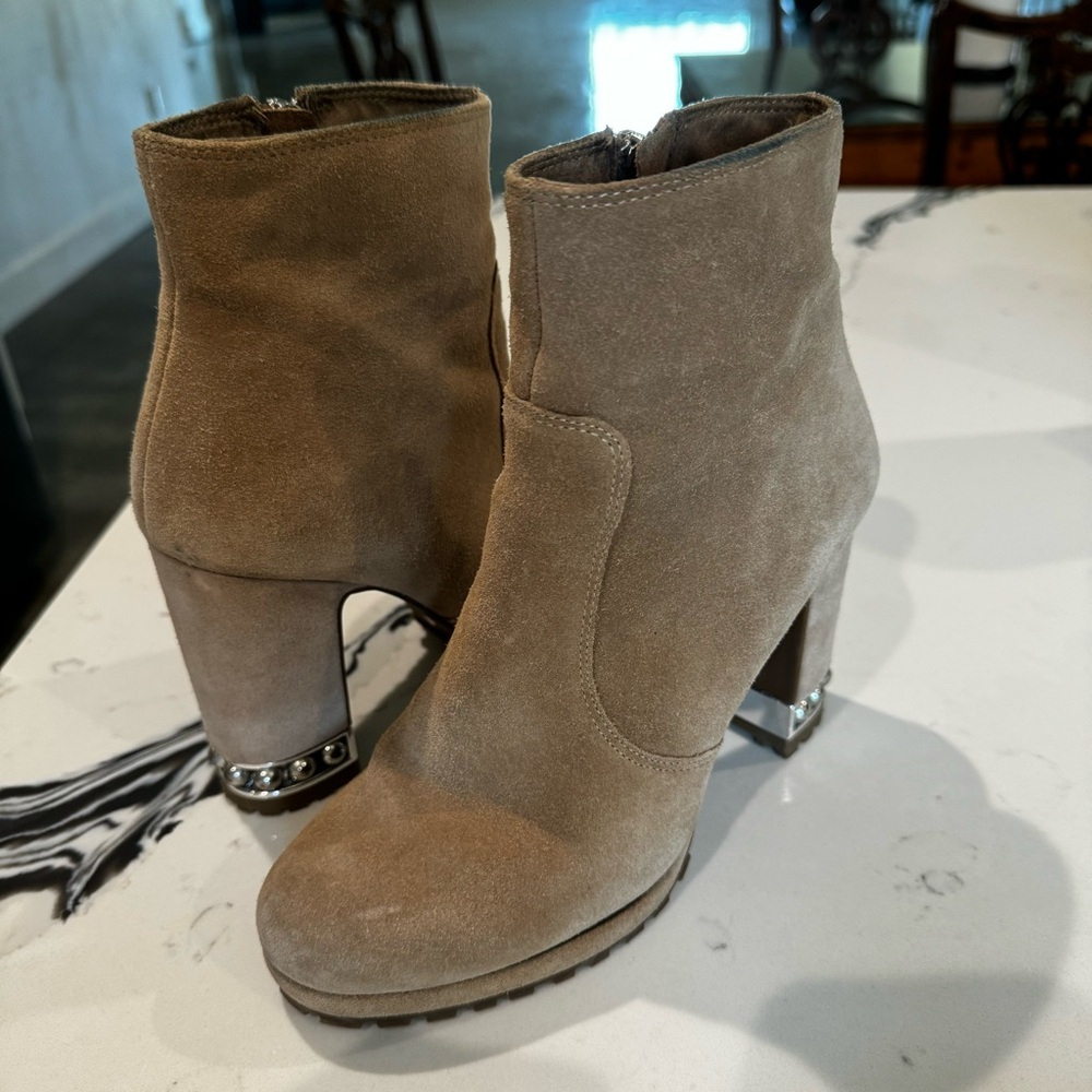 Karl Lagerfeld Tan Ankle Boots with Chunky Heel and Rounded Toe